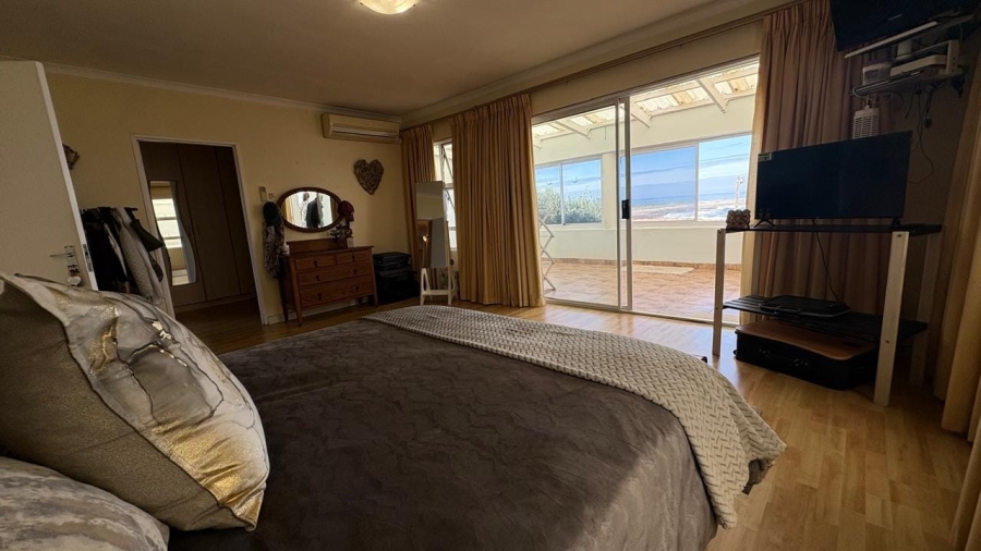 5 Bedroom Property for Sale in Sandbaai Western Cape